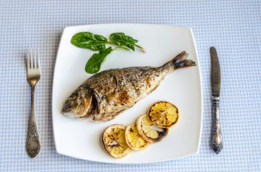 limon ve ıspanak'ın Dorada balıkla ızgara