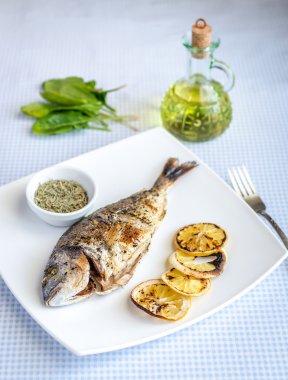 limon ve ıspanak'ın Dorada balıkla ızgara