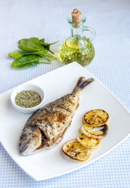 limon ve ıspanak'ın Dorada balıkla ızgara