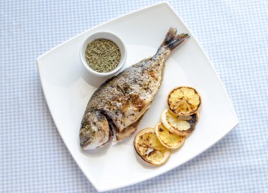 limon ve ıspanak'ın Dorada balıkla ızgara