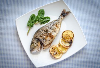 limon ve ıspanak'ın Dorada balıkla ızgara