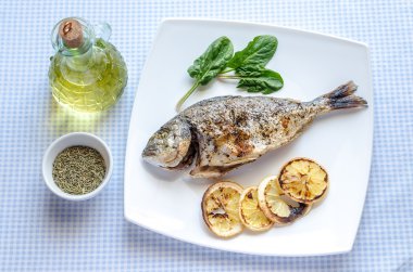 limon ve ıspanak'ın Dorada balıkla ızgara