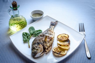 limon ve ıspanak'ın Dorada balıkla ızgara