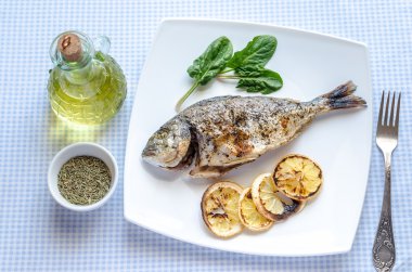 limon ve ıspanak'ın Dorada balıkla ızgara
