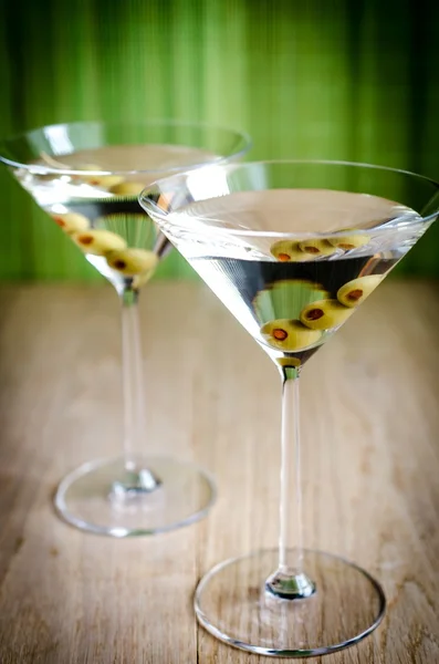Two olive martini cocktails — Stock Photo, Image