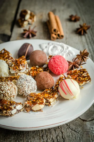 Doces de chocolate com pedaços de turron — Fotografia de Stock