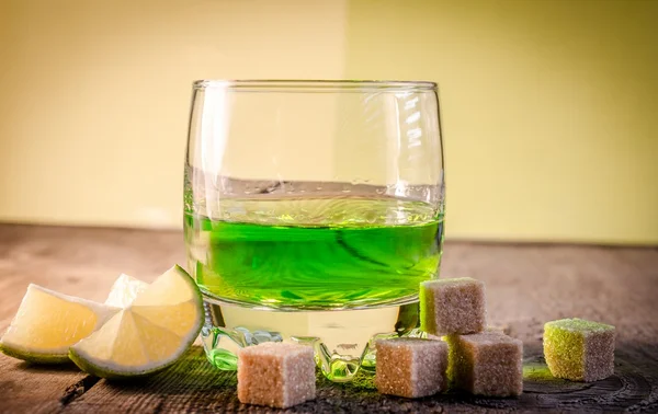 Absint glass med kalk og sukkerbiter – stockfoto