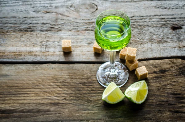Glas Absinth mit Limetten- und Zuckerwürfeln — Stockfoto