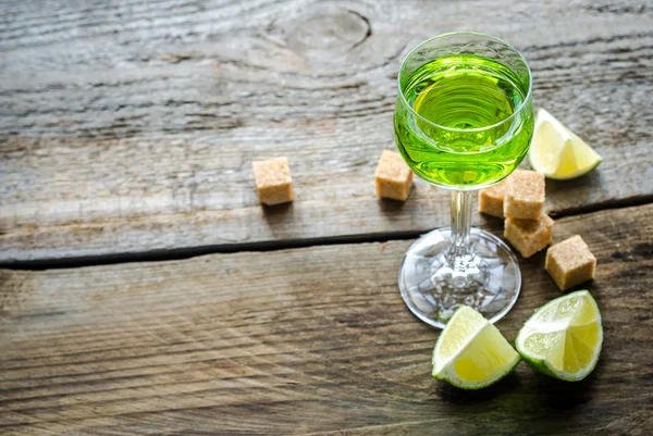 Glas Absinth mit Limetten- und Zuckerwürfeln — Stockfoto