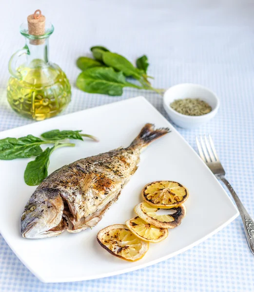 Grilled dorada fish with lemon and spinach — Stock Photo, Image