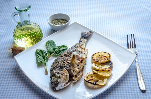 Gegrillter Dorada-Fisch mit Zitrone und Spinat — Stockfoto