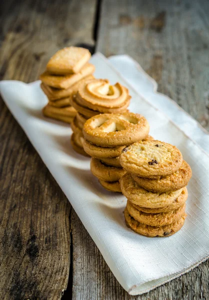 Biscuits au beurre disposés en rangée — Photo