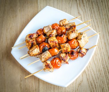 Kiraz domatesli ızgara tavuk şişi.