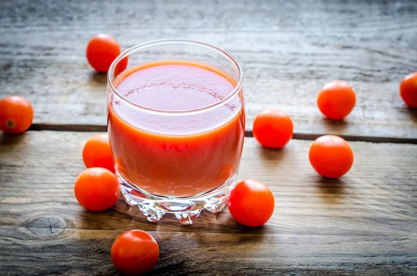 Succo di pomodoro con pomodorini — Foto Stock
