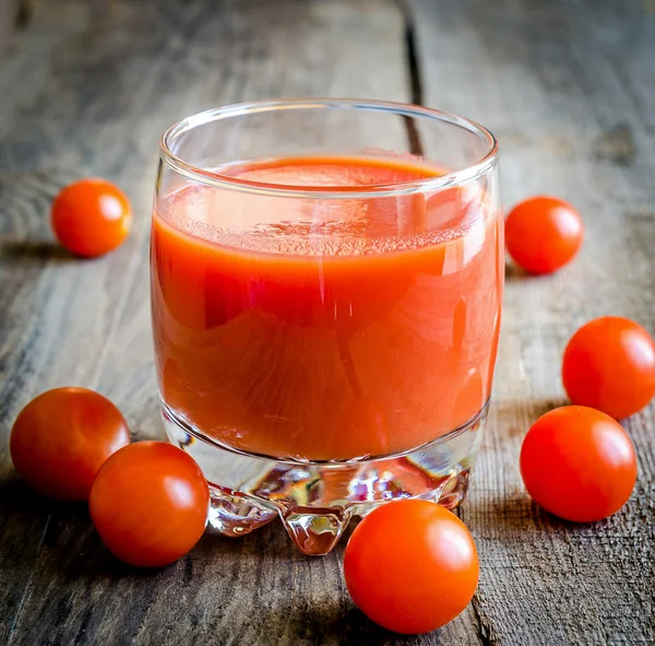 Succo di pomodoro con pomodorini — Foto Stock