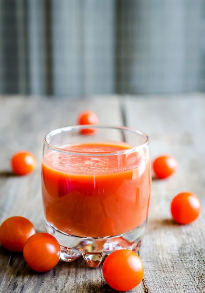 Rajčatová šťáva s cherry rajčaty — Stock fotografie
