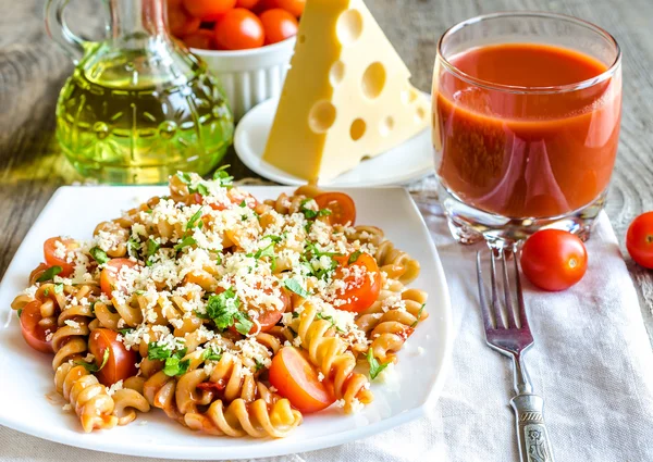 Pasta de fusilli de trigo integral con queso y tomates cherry — Foto de Stock