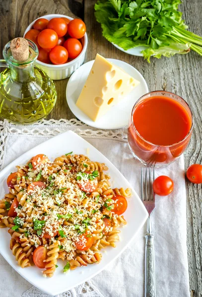 Whole wheat fusilli pasta with cheese and cherry tomatoes — Stock Photo, Image