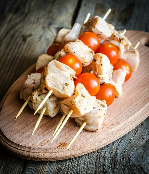 Chicken skewers with cherry tomatoes — Stock Photo, Image