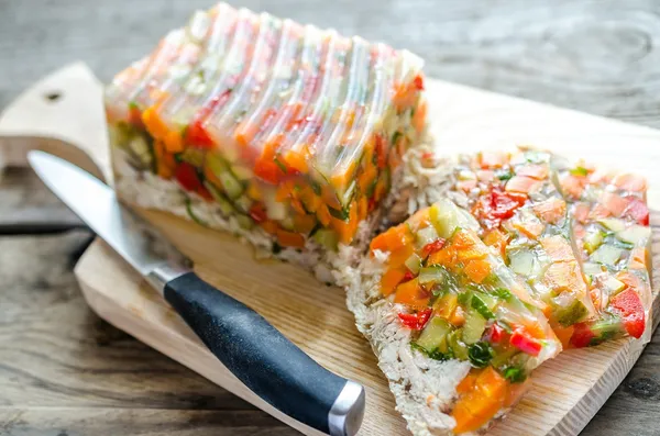 Sebzeli tavuk salatası.