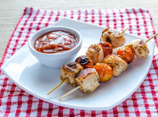 Brochetas de pollo a la parrilla con tomates cherry — Foto de Stock