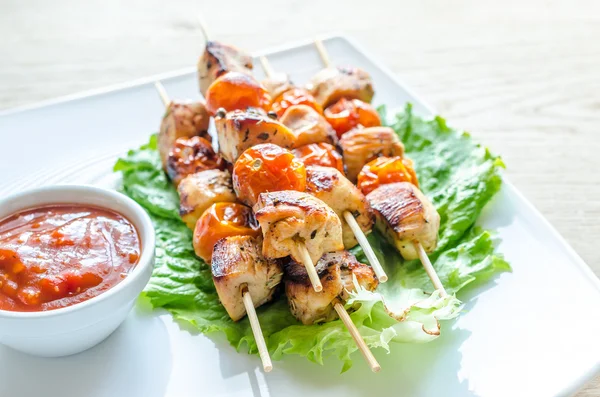 Gegrilde kipspiesjes met kerstomaten — Stockfoto