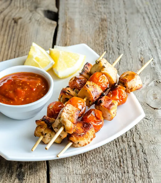 Grilled chicken skewers with cherry tomatoes — Stock Photo, Image
