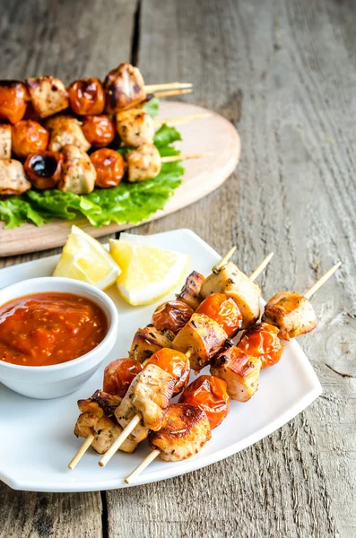 Grilled chicken skewers with cherry tomatoes — Stock Photo, Image