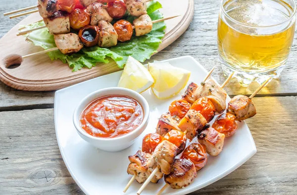 Gegrillte Hühnerspieße mit Kirschtomaten — Stockfoto