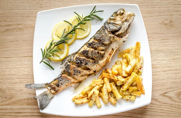 Baked seabass with fried potatoes — Stock Photo, Image