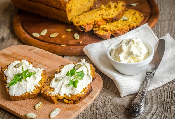 Pumpa bröd med färskost — Stockfoto