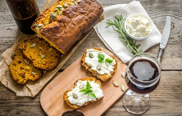 Pumpkin bread with cream cheese — Stock Photo, Image