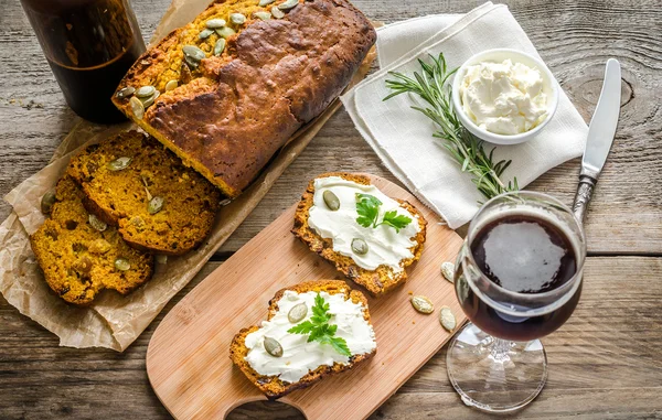 Pão de abóbora com queijo creme — Fotografia de Stock