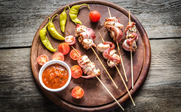 Grilled bacon skewers with chicken, peppers and cherry tomatoes — Stock Photo, Image