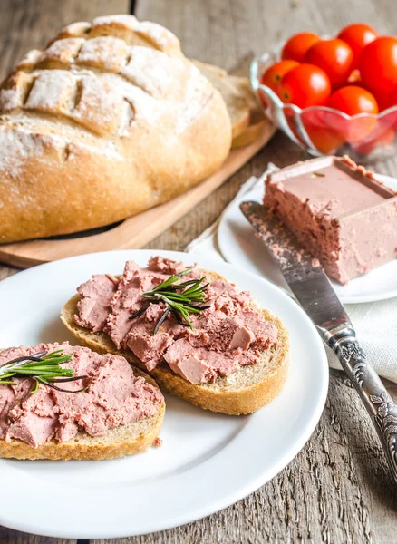 Sandwichs au blé entier avec pâté de foie — Photo