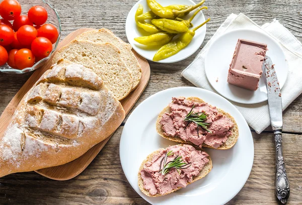 Vollkornsandwiches mit Leberpastete — Stockfoto