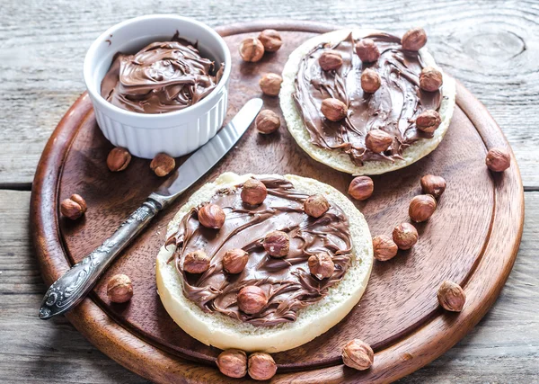 Irisan roti dengan krim coklat dan kacang — Stok Foto