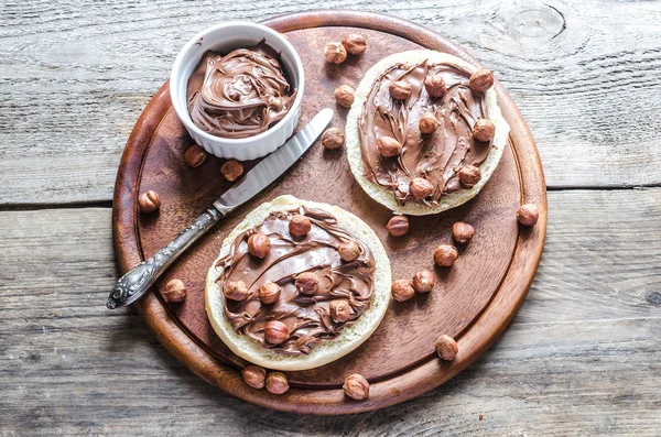 Kok plastry z kremem czekoladowym i orzechów — Zdjęcie stockowe
