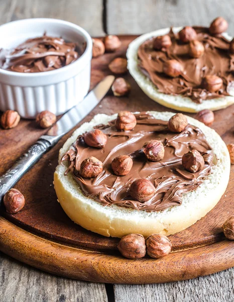 Шматочки булочки з шоколадним кремом і горіхами — стокове фото