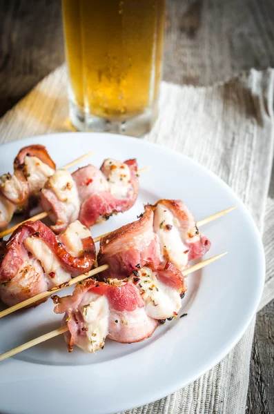 Gegrilde bacon Spiesjes met kippenvlees — Stockfoto