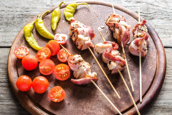 Grilled bacon skewers with chicken, peppers and cherry tomatoes — Stock Photo, Image