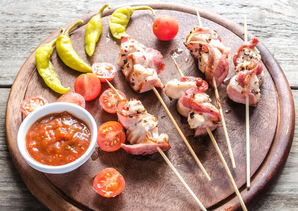 Grilled bacon skewers with chicken, peppers and cherry tomatoes — Stock Photo, Image