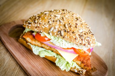 üçgen kepekli çörek hamburger