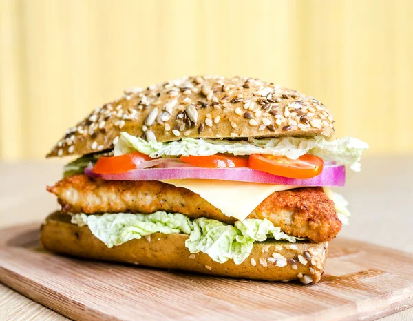 Triangle wholewheat-bun hamburger — Stock Photo, Image