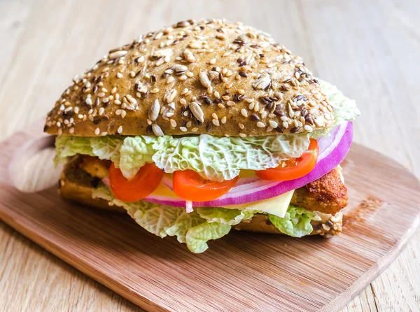 Dreieck Vollkorn-Brötchen-Hamburger — Stockfoto