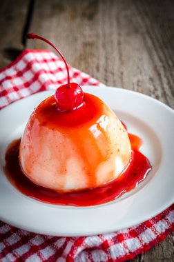 Panna cotta berry sos ve kiraz likörü vişne ile