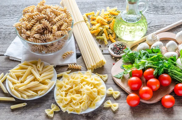 Vários tipos de massas com cogumelos e tomates cereja — Fotografia de Stock