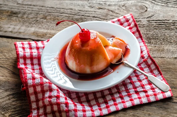 Panna cotta with berry sauce and maraschino cherry — Stock Photo, Image