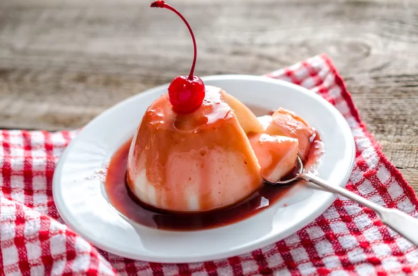 Panna cotta com molho de baga e cereja marrasquino — Fotografia de Stock