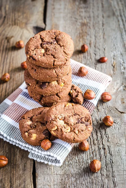 Mörk choklad och hasselnöt cookies — Stockfoto